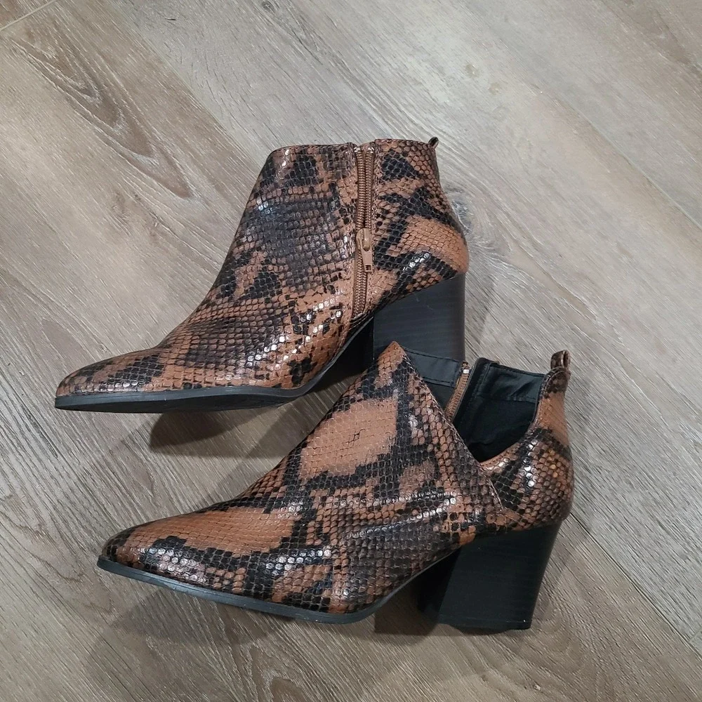 Qupid Nava Booties in‎ Brown / Black Snake, Women's Boots Size 8